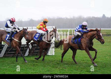 Le capitaine Teague monté par Harry Cobden (à droite) remporte la haie des novices de Coral Challow à l'hippodrome de Newbury, Berkshire. Date de la photo : Samedi 30 décembre 2023. Banque D'Images