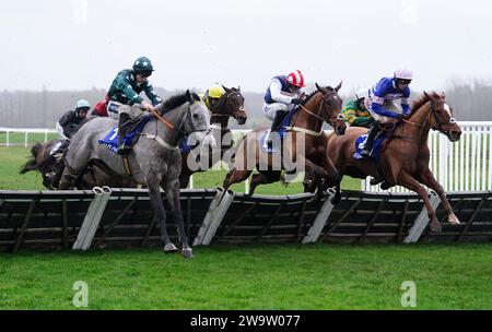 Le capitaine Teague monté par Harry Cobden (à droite) franchit une barrière avant de continuer à gagner la haie des novices Coral Challow à l'hippodrome de Newbury, Berkshire. Date de la photo : Samedi 30 décembre 2023. Banque D'Images