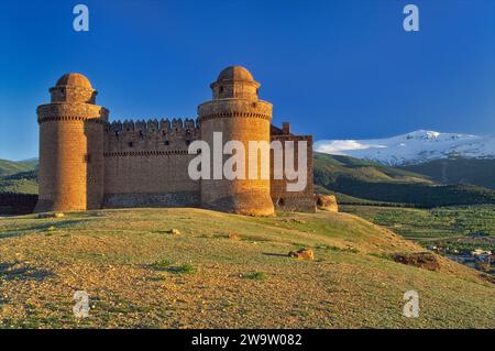Château de la Calahorra, Sierra Nevada dans la distance, lever du soleil, début du printemps, province de Grenade, Andalousie, Espagne Banque D'Images