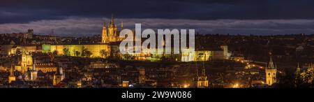 Illuminé Château de Prague la nuit Banque D'Images