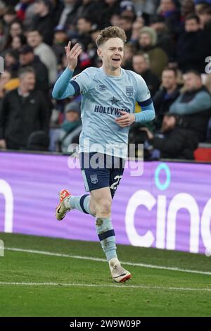 Keane Lewis-Potter de Brentford célèbre le premier but de son équipe lors du match de Premier League à Selhurst Park, Londres. Date de la photo : Samedi 30 décembre 2023. Banque D'Images