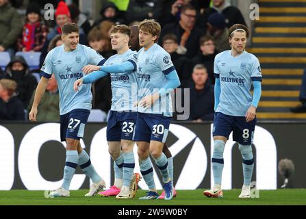 Londres, Royaume-Uni. 30 décembre 2023. Keane Lewis-Potter (2e L) de Brentford célèbre après avoir marqué le but d'ouverture lors du match de Premier League à Selhurst Park, Londres. Le crédit photo devrait se lire : Paul Terry/Sportimage crédit : Sportimage Ltd/Alamy Live News Banque D'Images