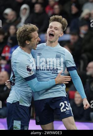 Keane Lewis-Potter de Brentford (à droite) célèbre avoir marqué le premier but de leur équipe lors du match de Premier League à Selhurst Park, Londres. Date de la photo : Samedi 30 décembre 2023. Banque D'Images