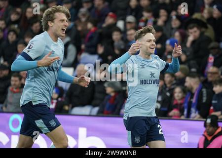 Keane Lewis-Potter de Brentford (à droite) célèbre avoir marqué le premier but de leur équipe lors du match de Premier League à Selhurst Park, Londres. Date de la photo : Samedi 30 décembre 2023. Banque D'Images