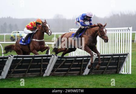 Le capitaine Teague monté par Harry Cobden (à droite) franchit le dernier avant de continuer à gagner la haie des novices Coral Challow à l'hippodrome de Newbury, Berkshire. Date de la photo : Samedi 30 décembre 2023. Banque D'Images