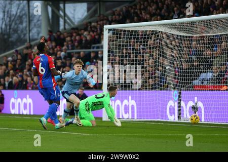 Selhurst Park, Selhurst, Londres, Royaume-Uni. 30 décembre 2023. Premier League football, Crystal Palace contre Brentford ; Keane Lewis-Potter de Brentford célèbre son but à la 2e minute pour 0-1. Crédit : action plus Sports/Alamy Live News Banque D'Images