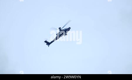 Hélicoptère d'attaque Boeing Apache de l'armée britannique AH64E (AH-64E) en action aérienne, Wilts UK Banque D'Images