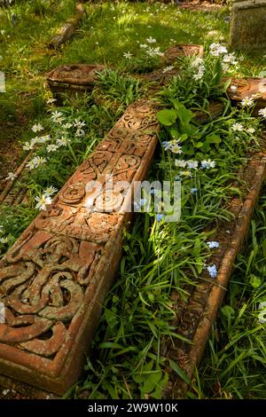 Royaume-Uni, Angleterre, Surrey, Compton, Watts Cemetery, tombe cruciforme d'art et d'artisanat avec des fleurs sauvages Banque D'Images