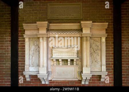 Royaume-Uni, Angleterre, Surrey, Compton, Watts Cemetery, cloître, mémorial George Frederick Watts Banque D'Images