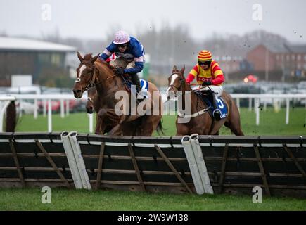 Le capitaine Teague et Harry Cobden remportent le défi Coral Challow Novices pour l'entraîneur Paul Nicholls et la propriétaire Mme Johnny de la Hey.Credit : JTW Equine Images/ Alamy Live News Banque D'Images