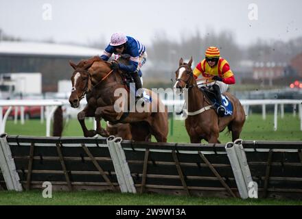 Le capitaine Teague et Harry Cobden remportent le défi Coral Challow Novices pour l'entraîneur Paul Nicholls et la propriétaire Mme Johnny de la Hey.Credit : JTW Equine Images/ Alamy Live News Banque D'Images