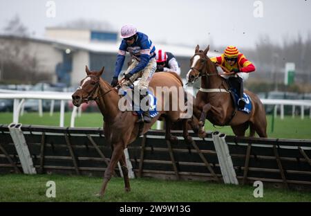 Le capitaine Teague et Harry Cobden remportent le défi Coral Challow Novices pour l'entraîneur Paul Nicholls et la propriétaire Mme Johnny de la Hey.Credit : JTW Equine Images/ Alamy Live News Banque D'Images