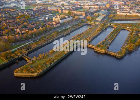 Les quais secs sont maintenant redondants et les zones humides sur la rivière Clyde Banque D'Images