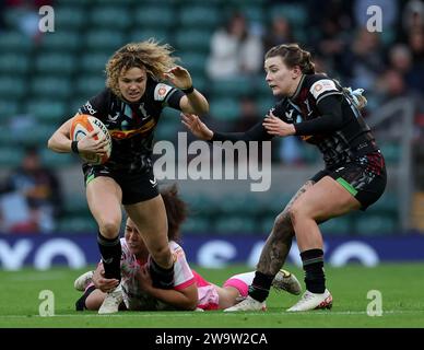 Ellie Kildunne de Harlequins est affrontée par Tatyana de Gloucester Heard lors du match Allianz Premiership au Twickenham Stadium, Londres. Date de la photo : Samedi 30 décembre 2023. Banque D'Images