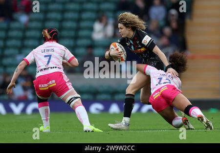 Ellie Kildunne d'Harlequin est affrontée par Tatyana de Gloucester Heard lors du match Allianz Premiership au Twickenham Stadium, Londres. Date de la photo : Samedi 30 décembre 2023. Banque D'Images