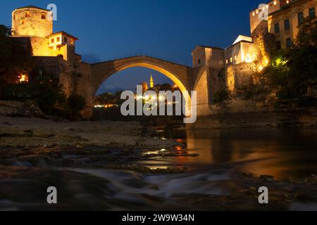 Stari Most ou pont de Mostar au-dessus de la rivière Neretva et la vieille ville de Mostar en Bosnie-Herzégovine en Europe de l'est Banque D'Images