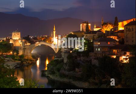 Stari Most ou pont de Mostar au-dessus de la rivière Neretva et la vieille ville de Mostar en Bosnie-Herzégovine en Europe de l'est Banque D'Images