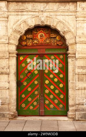 Porte ornée sur la maison des têtes noires dans la vieille ville médiévale de Tallinn en Estonie en Europe de l'est Banque D'Images