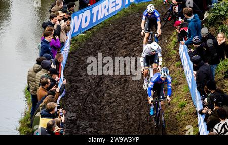 HULST - Mathieu van der Poel (milieu), Tibor del Grosso et Mees Hendrikx en action lors de la onzième coupe du monde de cyclo-cross. La compétition à Hulst est la onzième du cycle et la première sur le sol néerlandais. ANP IRIS VAN DEN BROEK Banque D'Images