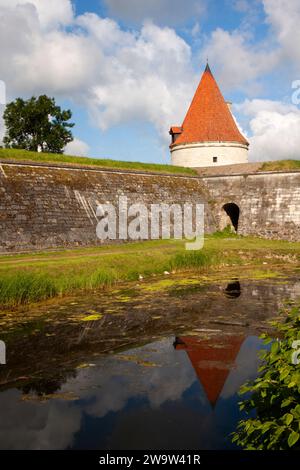 Tour de bastion et mur extérieur du château de Kuresaare sur l'île de Saaremaa au large de la côte de l'Estonie dans la mer Baltique en Europe de l'est Banque D'Images