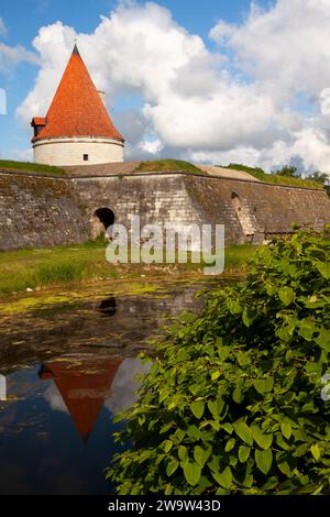 Tour de bastion et mur extérieur du château de Kuresaare sur l'île de Saaremaa au large de la côte de l'Estonie dans la mer Baltique en Europe de l'est Banque D'Images