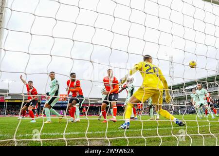 Luton, Royaume-Uni. 30 décembre 2023. Ross Barkley (6) de Luton Town marque lors du match de Premier League entre Luton Town et Chelsea à Kenilworth Road, Luton, Angleterre, le 30 décembre 2023. Photo de David Horn. Crédit : Prime Media Images/Alamy Live News Banque D'Images