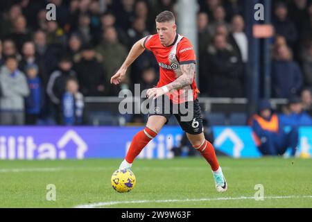 Luton, Royaume-Uni. 30 décembre 2023. Ross Barkley (6) de Luton Town lors du match de Premier League entre Luton Town et Chelsea à Kenilworth Road, Luton, Angleterre le 30 décembre 2023. Photo de David Horn. Crédit : Prime Media Images/Alamy Live News Banque D'Images