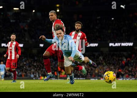 Vinicius Souza de Sheffield United (à gauche) défie Jack Grealish de Manchester City lors du match de Premier League à l'Etihad Stadium de Manchester. Date de la photo : Samedi 30 décembre 2023. Banque D'Images