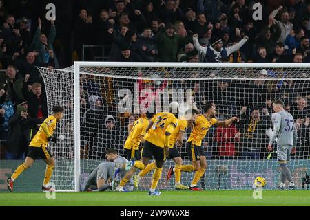 Wolverhampton, Royaume-Uni. 30 décembre 2023. Matheus Cunha #12 de Wolverhampton Wanderers célèbre son objectif de faire 2-0 lors du match de Premier League Wolverhampton Wanderers vs Everton à Molineux, Wolverhampton, Royaume-Uni, le 30 décembre 2023 (photo de Gareth Evans/News Images) crédit : News Images LTD/Alamy Live News Banque D'Images