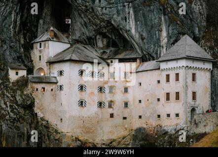 Vue panoramique de la caste Predjama dans une grotte, hiver, Slovénie Banque D'Images
