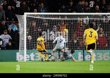 Wolverhampton, Royaume-Uni. 30 décembre 2023. Matheus Cunha de Wolverhampton Wanderers marque le deuxième but de leur équipe lors du match de Premier League à Molineux, Wolverhampton. Le crédit photo devrait se lire : Jessica Hornby/Sportimage crédit : Sportimage Ltd/Alamy Live News Banque D'Images