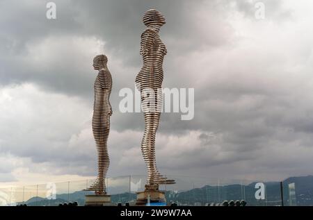 BATUMI, GÉORGIE, ADJARIA - 06 septembre 2022: Ali et Nino ont automatisé la sculpture sur la mer. Banque D'Images