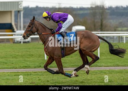 King Orry, monté par Sean Houlihan et entraîné par Susan Gardner, couru à Wincanton au-dessus des clôtures, le 10 mars 2022 Banque D'Images