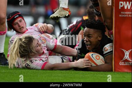 Stade Twickenham, Londres, Royaume-Uni. 30 décembre 2023. First liership Womens Rugby, Harlequins contre Gloucester Hartpury ; Babalwa Latsha de Harlequins marque un essai à la 60e minute pour 17-26 Credit : action plus Sports/Alamy Live News Banque D'Images