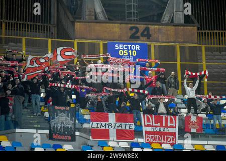 Naples, Italie. 29 décembre 2023. Supporters de l'AC Monza lors du match de Serie A entre la SSC Napoli et l'AC Monza au Stadio Diego Armando Maradona Naples Italie le 29 décembre 2023. Crédit : Franco Romano/Alamy Live News Banque D'Images