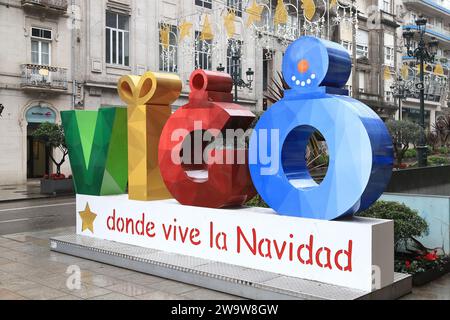 Une bannière de Noël orne une rue de Vigo dans le nord-ouest de l'Espagne. La banderole lit Vigo où vit Noël. Banque D'Images