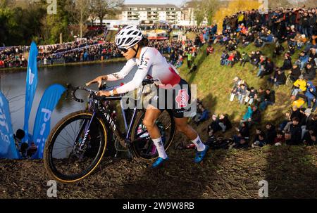 HULST - Ceylin del Carmen Alvarado en action lors de la onzième coupe du monde de cyclo-cross. La compétition à Hulst est la onzième du cycle et la première sur le sol néerlandais. ANP IRIS VAN DEN BROEK Banque D'Images