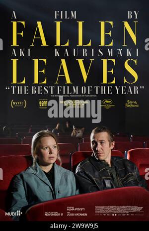 Fallen Leaves (2023) réalisé par Aki Kaurismäki et mettant en vedette Alma Pöysti, Jussi Vatanen et Martti Suosalo. Comédie finlandaise se déroulant à Helsinki ; deux âmes solitaires en quête d'amour se rencontrent par hasard dans un bar karaoké et rencontrent des obstacles sur leur chemin vers le bonheur ensemble. Affiche internationale d'une feuille ***USAGE ÉDITORIAL SEULEMENT***. Crédit : BFA / vertical Entertainment Banque D'Images