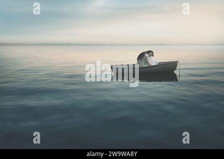 femme solitaire sur un petit bateau au milieu de la mer, concept de solitude Banque D'Images