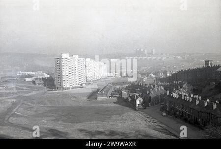 1972, historique, une vue des immeubles de grande hauteur «modernes» construits dans le style «brutaliste» à la fin des années 1950 et 60 dans le centre-ville de Sheffield, South Yorkshire, Angleterre, Royaume-Uni. Vu sur la droite, le logement traditionnel victorien en terrasse de bas niveau, dont une grande partie avait déjà été défrichée car il était considéré comme un logement de bidonville. Banque D'Images