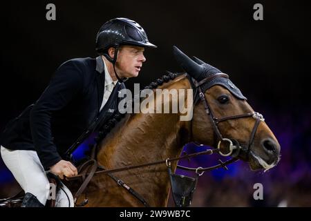 Mechelen, Belgique. 30 décembre 2023. Le coureur Willem Greve avec Highway photographié en action lors de la compétition de saut d'obstacles de la coupe du monde FEI à l'événement équestre 'Vlaanderens Kerstjumping - Memorial Eric Wauterss' à Malines le samedi 30 décembre 2023. BELGA PHOTO JASPER JACOBS crédit : Belga News Agency/Alamy Live News Banque D'Images