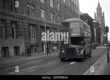 1972, historique, centre-ville, Liverpool, photo montre un bus à impériale Liverpool Coporation Leyland Titan 1961 PD2, no 6a, en direction de Bowring Park via Broadgreen/Edge Lane. Banque D'Images