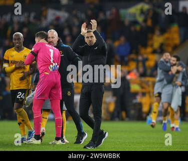 Wolverhampton, Royaume-Uni. 30 décembre 2023. Gary O'Neil Manager de Wolverhampton Wanderers applaudit les fans à domicile après le match de Premier League Wolverhampton Wanderers vs Everton à Molineux, Wolverhampton, Royaume-Uni, le 30 décembre 2023 (photo de Gareth Evans/News Images) crédit : News Images LTD/Alamy Live News Banque D'Images