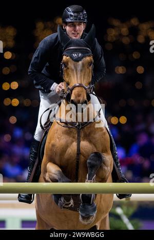 Mechelen, Belgique. 30 décembre 2023. Le Belge Anthony Wellens avec Domenco photographié en action lors de la compétition de saut de la coupe du monde FEI à l'épreuve équestre 'Vlaanderens Kerstjumping - Memorial Eric Wauterss' à Malines le samedi 30 décembre 2023. BELGA PHOTO JASPER JACOBS crédit : Belga News Agency/Alamy Live News Banque D'Images