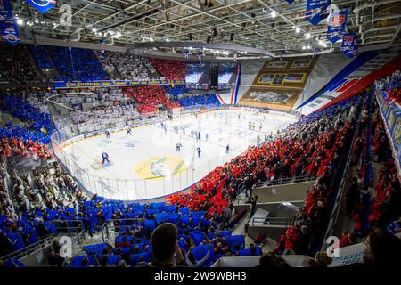 Chorégraphie impressionnante dans la SAP Arena à guichets fermés lors du match entre Adler Mannheim et les Sharks de Cologne dans la DEL. Les jeux au temps de Noël ar Banque D'Images