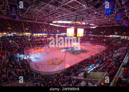 SAP Arena à guichets fermés lors du match entre Adler Mannheim et les Sharks de Cologne dans la DEL. Les jeux au moment de Noël sont traditionnellement très bien atten Banque D'Images