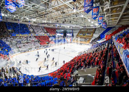 Chorégraphie impressionnante dans la SAP Arena à guichets fermés lors du match entre Adler Mannheim et les Sharks de Cologne dans la DEL. Les jeux au temps de Noël ar Banque D'Images