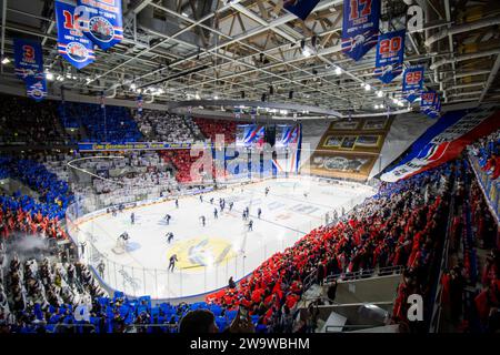 Chorégraphie impressionnante dans la SAP Arena à guichets fermés lors du match entre Adler Mannheim et les Sharks de Cologne dans la DEL. Les jeux au temps de Noël ar Banque D'Images