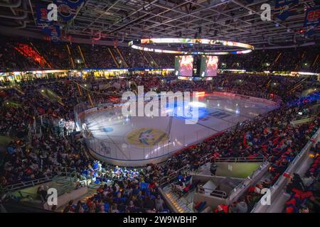 SAP Arena à guichets fermés lors du match entre Adler Mannheim et les Sharks de Cologne dans la DEL. Les jeux au moment de Noël sont traditionnellement très bien atten Banque D'Images