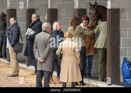 Talkaboutit, monté par Brendan Powell et entraîné par Colin Tizzard, remporte la haie du handicap à Wincanton, le 10 mars 2022 Banque D'Images